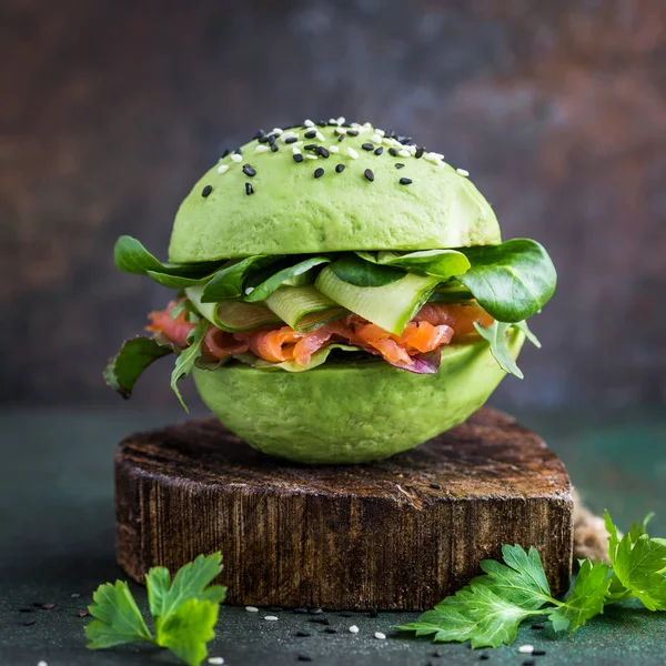 Hamburguesa de aguacate saludable con salmón — Foto de Stock