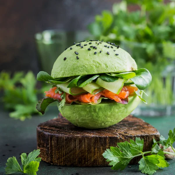 Hamburguesa de aguacate saludable con salmón —  Fotos de Stock