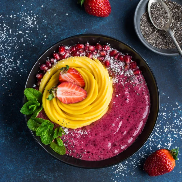 Blueberry dan mangga smoothie bowl — Stok Foto