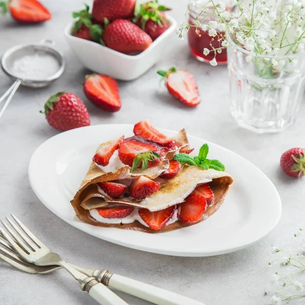 Crêpe mit Frischkäse und Erdbeeren — Stockfoto