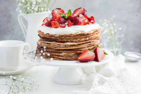 Delicioso pastel de tortitas con fresas — Foto de Stock