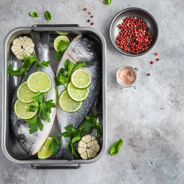 Dorado fish with lime and parsley — Stock Photo, Image