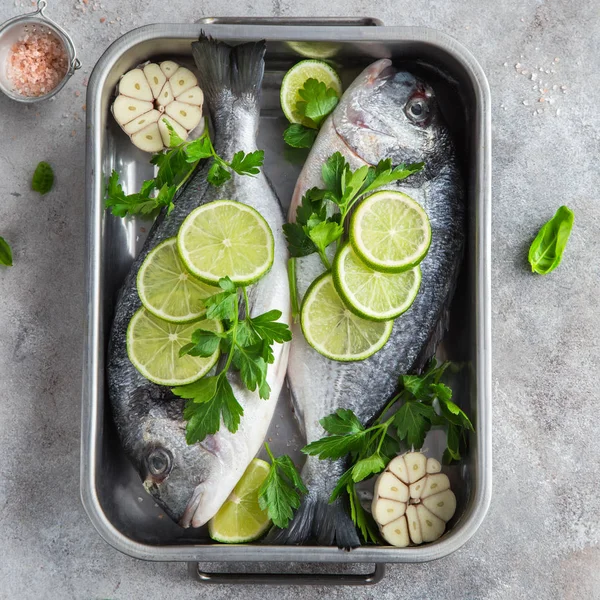 Dorado fish with lime and parsley — Stock Photo, Image