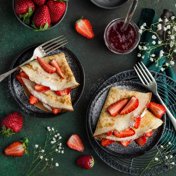 Crêpe mit Frischkäse und Erdbeeren — Stockfoto