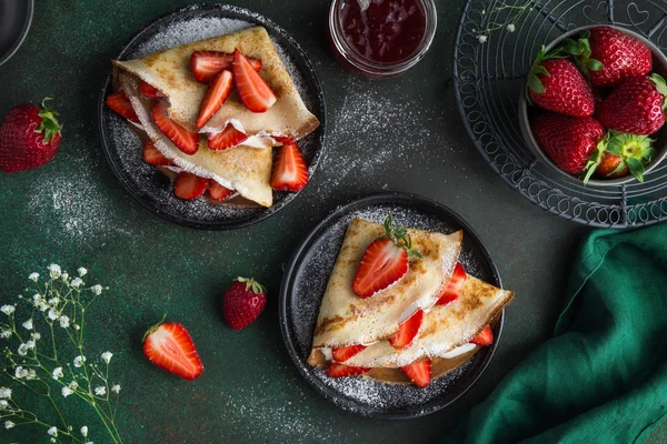 Crepe with cream cheese and strawberries — Stock Photo, Image