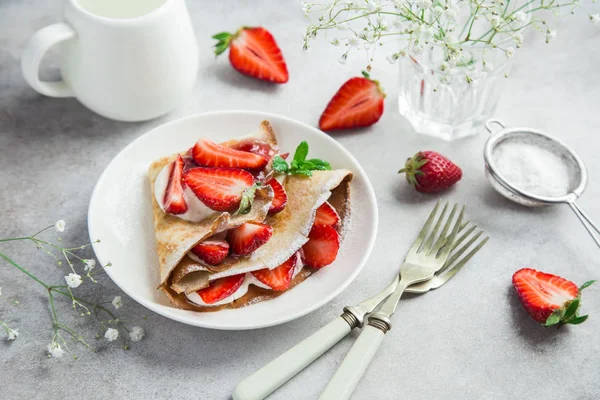 Crepe with cream cheese and strawberries — Stock Photo, Image