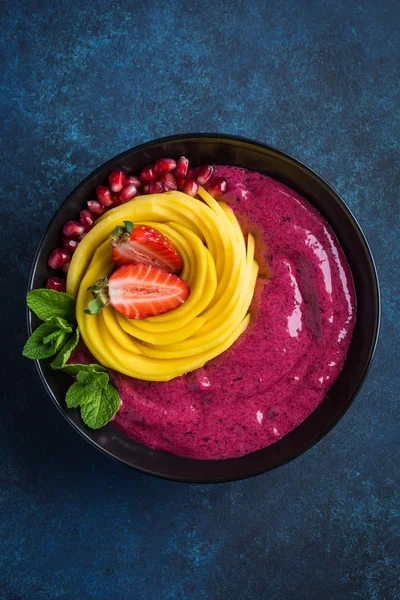 Borůvkový a mango lichotník mísa — Stock fotografie