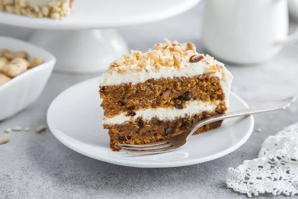 Rebanada de pastel de zanahoria con queso crema — Foto de Stock