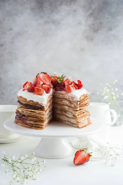 Delicious pancake cake with strawberries — Stock Photo, Image