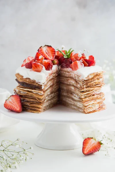 Delicioso bolo de panqueca com morangos — Fotografia de Stock