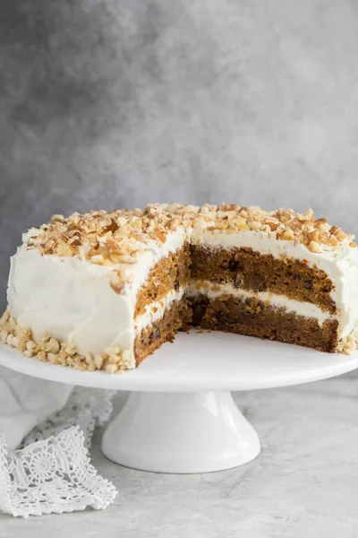 Rebanada de pastel de zanahoria con queso crema — Foto de Stock