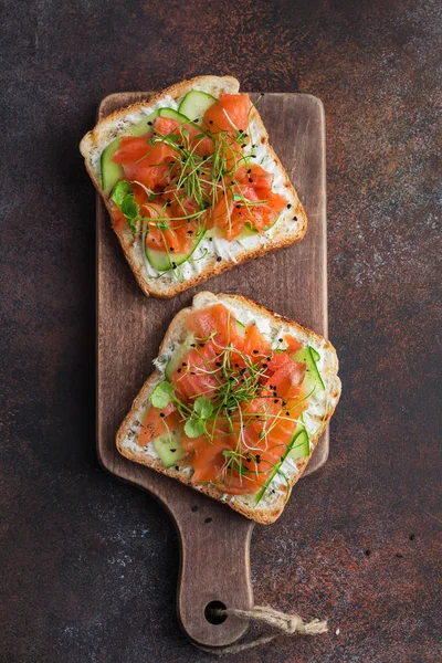 Tostadas de salmón y queso crema —  Fotos de Stock