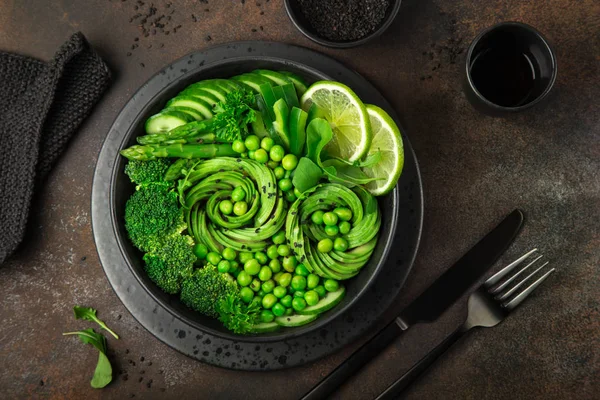 Abacate, pepino, brócolis, espargos e salada de ervilhas doces, fre — Fotografia de Stock