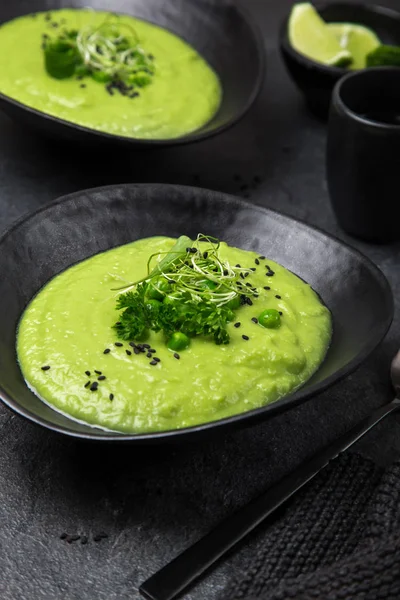 Deliciosa sopa de crema de guisantes verdes, fondo oscuro — Foto de Stock