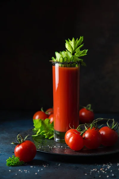Склянка томатного соку, подається з огірком і селерою — стокове фото