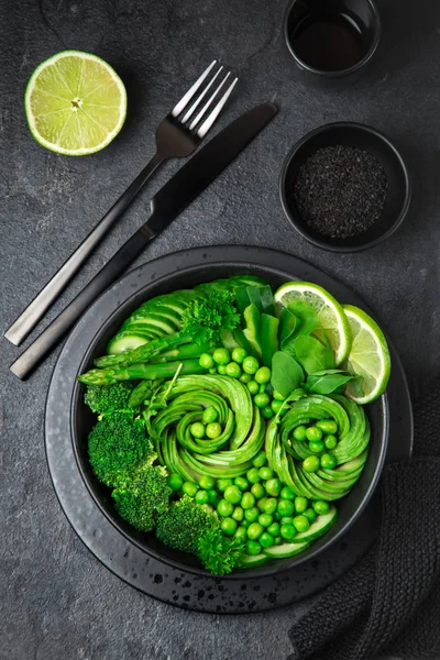 Салат из свежих зеленых овощей, веганская миска для обедов — стоковое фото