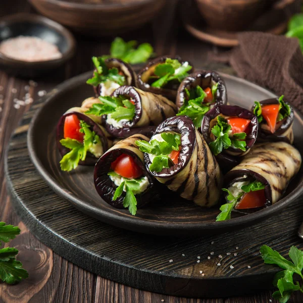 Rolos de berinjela com feta de alho, tomates e ervas — Fotografia de Stock