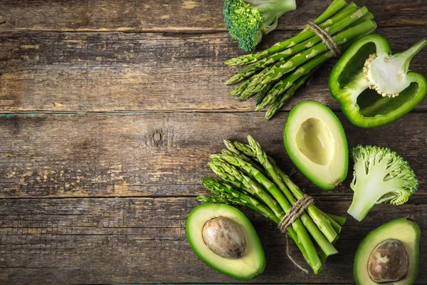 Fond en bois avec des légumes verts frais (asperges, avocat — Photo