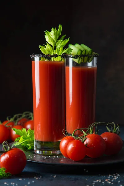 Jugo de tomate servido con pepino, apio, tomate y ses negros — Foto de Stock