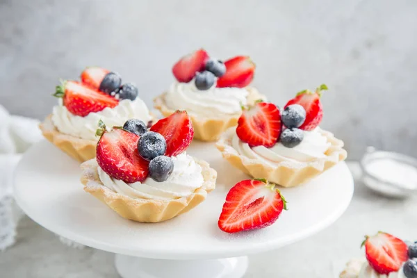 A krémsajtot és a friss bogyós gyümölcsök tartlets — Stock Fotó