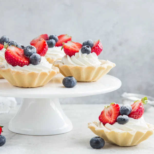 Tartlets with cream cheese and fresh berries — Stock Photo, Image