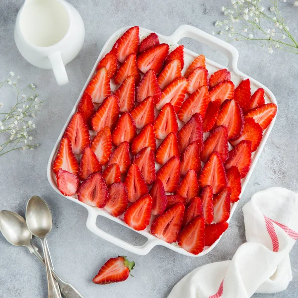 Erdbeer-Biskuitkuchen auf weißer Auflaufform, von oben — Stockfoto