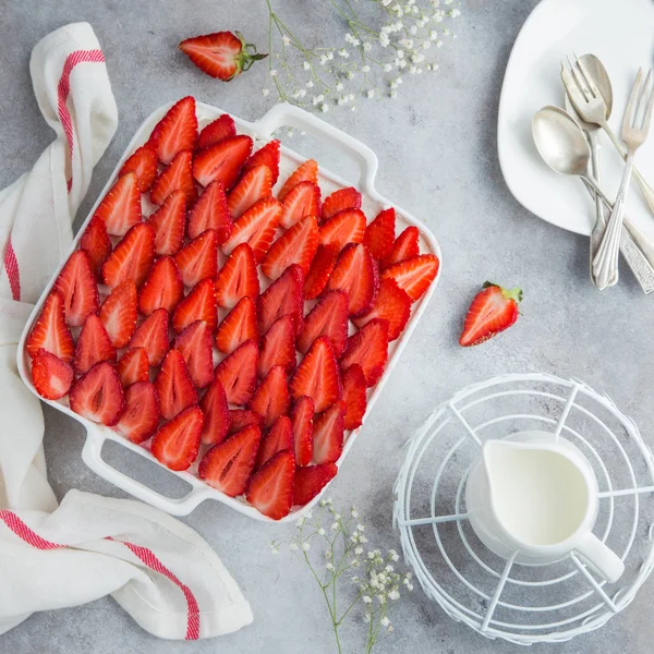 Φράουλα τούρτα σε λευκό πιάτο ψησίματος — Φωτογραφία Αρχείου