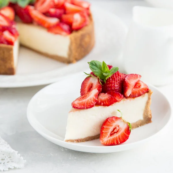 Fetta di torta di formaggio alla fragola — Foto Stock