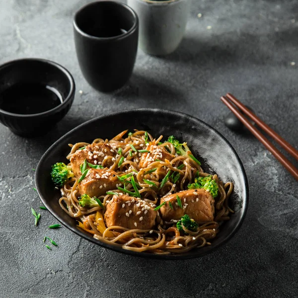 Salmon and soba noodles in teriyaki sauce — Stock Photo, Image