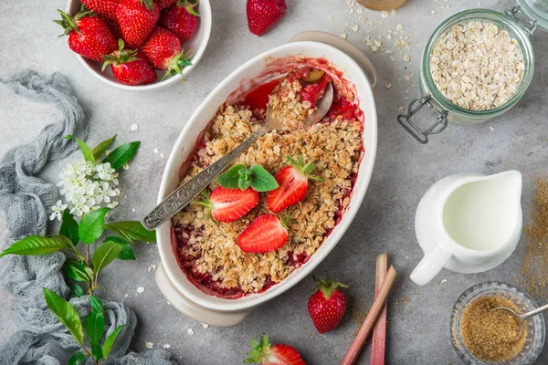 Rhubarb and strawberry  oats crumble pie — Stock Photo, Image