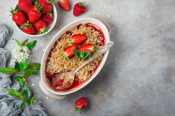 Rhabarber und Erdbeerhafer zerbröseln Kuchen — Stockfoto