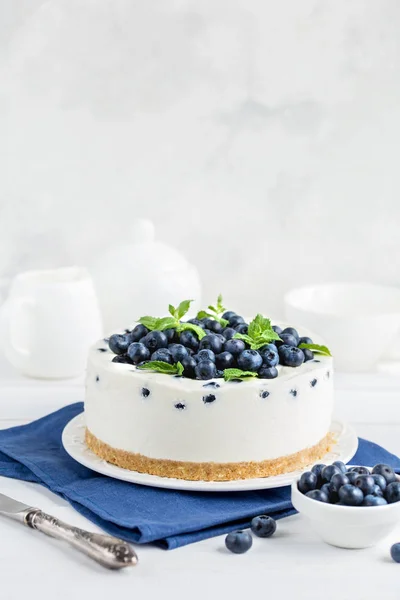 Ingen bakad cheesecake med färska blåbär på vit bakgrund — Stockfoto