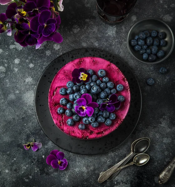 在黑暗的背景下，选择性 foc 没有烤的蓝莓慕斯蛋糕 — 图库照片