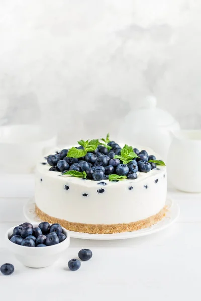 Ingen bakad keso cheesecake med färska blåbär på vit — Stockfoto