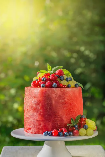 新鮮な夏の果実とスイカのケーキ — ストック写真