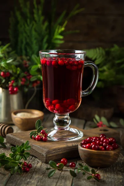 Chá de lingonberry picante quente (ou cranberry) em vidro — Fotografia de Stock