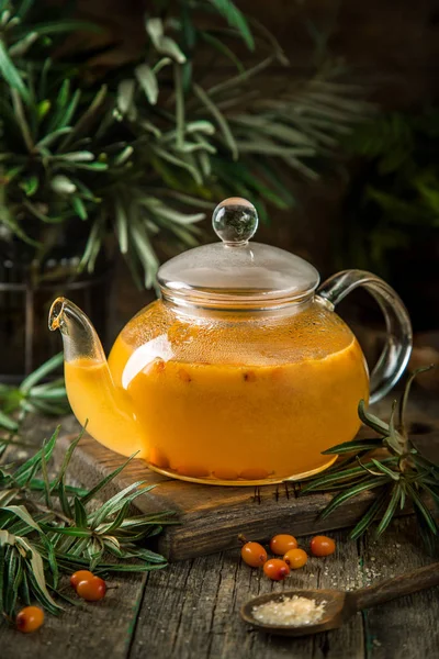 Forró tea, a homoktövis, az üveg teáskanna — Stock Fotó