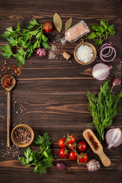 Ervas e especiarias no fundo de madeira. Fundo alimentar. Cozinhar — Fotografia de Stock