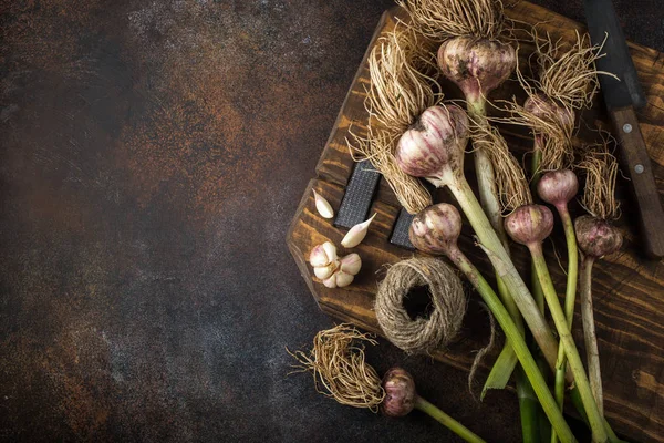 Taze organik sarımsak ampuller ahşap kesme tahtası üzerinde — Stok fotoğraf