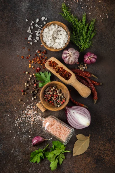 Voedsel achtergrond met verschillende kruiden en specerijen. — Stockfoto