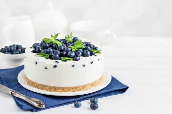 Delicioso pastel de queso sin hornear con arándanos frescos —  Fotos de Stock