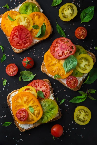 Emparedado de tomates coloridos con albahaca — Foto de Stock