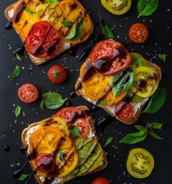 Sandwich aux tomates colorées au basilic et au vinaigre basamique — Photo
