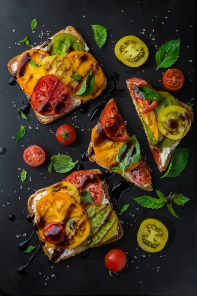Színes paradicsom sandwich bazsalikommal és basamic ecet — Stock Fotó