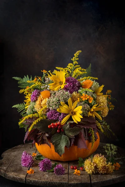 Hermoso ramo de flores de otoño en calabaza. Bodegón . — Foto de Stock