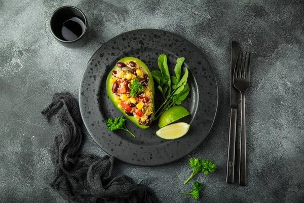 Salade d'avocat, quinoa, haricot noir, maïs et poivron servie — Photo