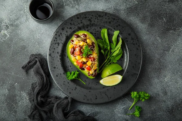 Salade d'avocat, quinoa, haricot noir, maïs et poivron servie — Photo