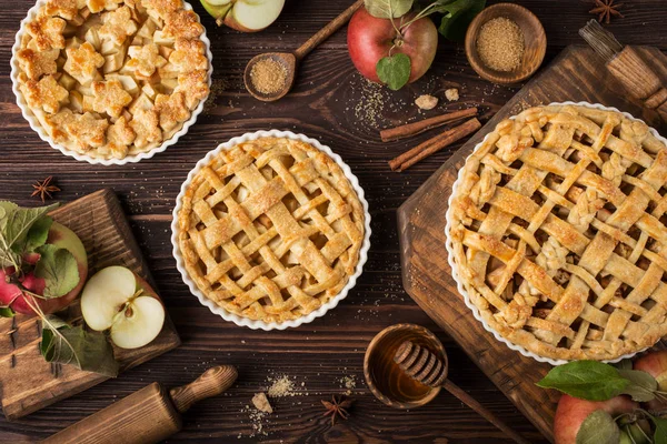 Jablečný koláč a ingredience na dřevěné pozadí — Stock fotografie