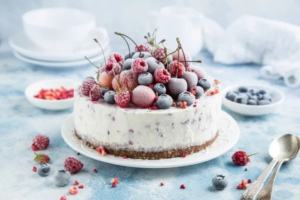 Ванильный торт с замороженными ягодами — стоковое фото