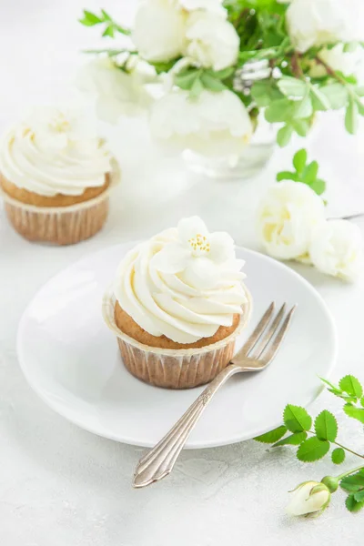 Vanilj cupcakes med cream cheese glasyr — Stockfoto